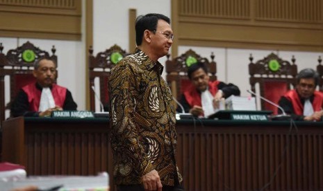 Terdakwa kasus dugaan penistaan agama Basuki Tjahaja Purnama berjalan memasuki ruang sidang di Auditorium Kementerian Pertanian, Jakarta, Selasa (7/3). 