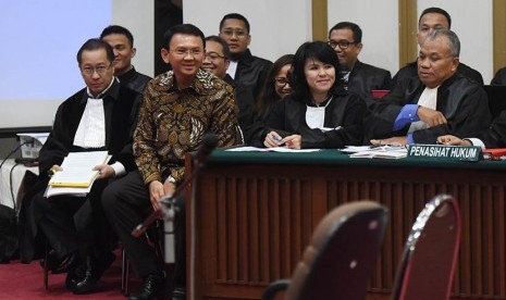 Terdakwa kasus dugaan penistaan agama Basuki Tjahaja Purnama (kedua kiri).