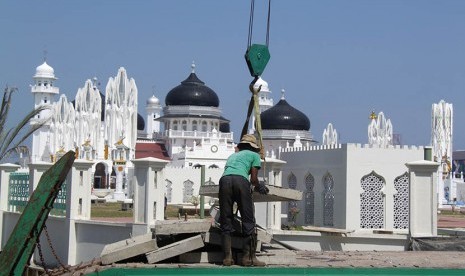 Pekerja menyelesaikan proyek renovasi pembangunan Masjid Raya Baiturrahman, Banda Aceh, yang merupakan ikon wilayah ini (ilustrasi) 