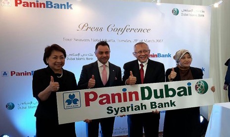                         Peresmian logo dan nama baru dari Bank Panin Syariah menjadi Panin Dubai Syariah Bank, setelah Dubai Islamic Bank menjadi pemegang saham mayoritas, Selasa (21/3). 