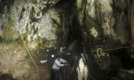 Arkeolog melakukan proses eskavasi manusia purba di Situs Purbakala Gua Pawon, Kabupaten Bandung Barat , Jawa Barat, Selasa (21/3). 