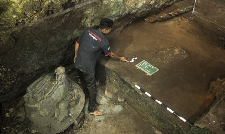 Arkeolog menandai lokasi hasil temuan eskavasi manusia purba di Situs Purbakala Gua Pawon, Kabupaten Bandung Barat , Jawa Barat, Selasa (21/3). 