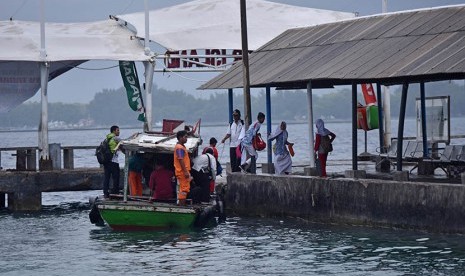 Sejumlah siswa turun dari kapal di Dermaga Pulau Pramuka, Kepulauan Seribu, Kamis (23/3). 