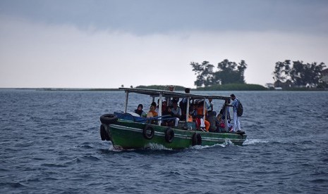 Sejumlah penumpang menaiki kapal menuju Dermaga Pulau Pramuka, Kepulauan Seribu, Kamis (23/3). 