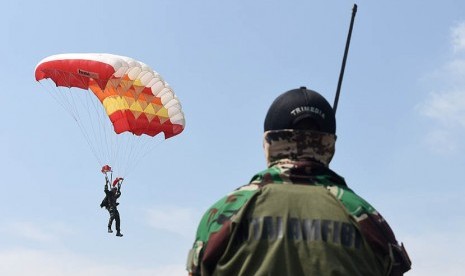   Prajurit Batalyon Intai Amfibi-1 Marinir bersiap saat mengikuti terjun payung bebas (Free fall) dengan ketinggian 8.000 kaki dari pesawat Casa NC212 di Lanudal Juanda Surabaya di Sidoarjo, Jawa Timur, Kamis (23/3). 