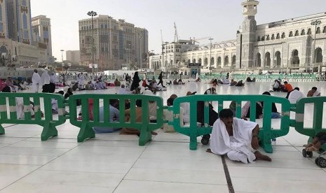 Pagar pembatas plastik hijau di Masjidil Haram.