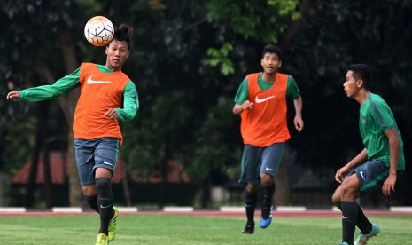 Sejumlah peserta berlatih tanding saat mengikuti seleksi dan pelatihan calon pemain Timnas U-19 di Lapangan Atang Sutresna, Cijantung, Jakarta Timur, Senin (27/3). 