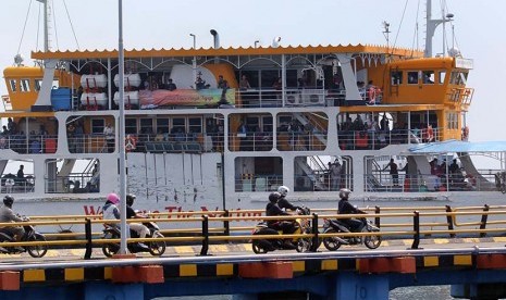 Sejumlah penumpang berada di atas kapal di Pelabuhan Ketapang, Banyuwangi, Jawa Timur, Rabu (29/3). 