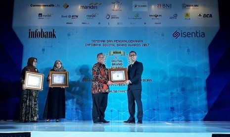 BRI Syariah menerima penghargaan Digital Brand Award 2017 untuk kategori Bank Umum Syariah.