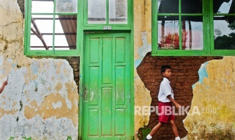 Seorang siswa SD melintas di depan ruang kelas yang rusak (ilustrasi)