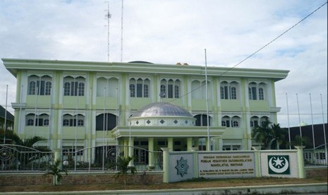  Pondok Pesantren Darun Nahdlatain Nahdatul Wathan Pancor di Kabupaten Lombok Timur Propinsi Nusa Tenggara Barat.