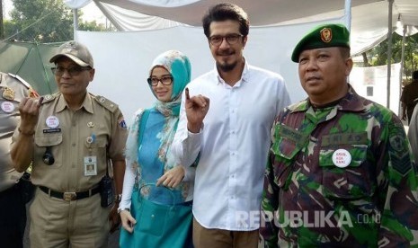 Anggota Komisi VI DPR RI Primus Yustisio bersama istri, Jihan Fahira. Aktor Primus Yustisio kembali lolos menjadi anggota DPR dari Dapil Jawa Barat V.