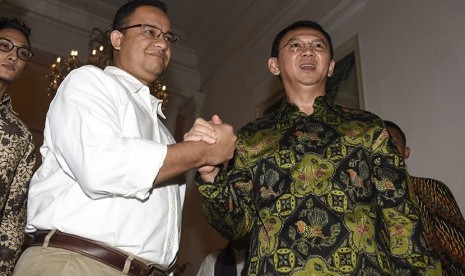 Gubernur DKI Jakarta Basuki Tjahaja Purnama atau Ahok (kanan) berjabat tangan dengan calon Gubernur DKI Anies Baswedan (kiri) sebelum melakukan pertemuan di Balai Kota, Jakarta, Kamis (20/4). 