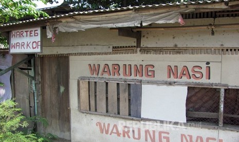 Warung nasi di jalur 'tengkorak' pantura Indramayu mangkrak akibat sepi pembeli. Pembangunan Tol Cipali, tak hanya berdampak pada restoran besar, tapi juga warung nasi 'Tegal'. 