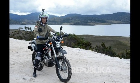 Presiden Joko Widodo (Jokowi) saat menyusuri Jalan Trans Papua di ruas Wamena-Mamugu dengan mengendarai sepeda motor trail, Rabu (10/5).