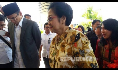 Gubernur NTB TGH M Zainul Majdi menyambut mantan Presiden RI ke-5 Megawati Soekarno Putri saat tiba di Bandara Lombok Internasional Airport, Rabu (5/10). 