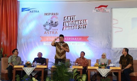 Gubernur Kepulauan Bangka Belitung Erzaldi Rosman (berdiri) yang baru menjabat selama dua hari sedang menyemangati seluruh peserta Bincang Inspiratif SATU Indonesia Awards 2017. 