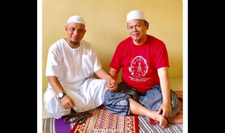 Ustaz Arifin Ilham saat menjenguk Sekjen Forum Umat Islam (FUI) Muhammad al-Khaththath di Mako Brimob, Kelapa Dua.