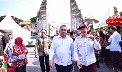  Menteri Desa, Pembangunan Daerah Tertinggal, dan Transmigrasi Eko Putro Sandjojo saat menghadiri The 4th Ubud Royal Weekend di Museum Puri Lukisan, Ubud, Bali, Sabtu (20/5).