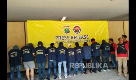 Tersangka dalam penggerebekan polisi di Atlantis Jaya, Kelapa Gading difoto di Polres Metro Jakarta Utara, Koja, Jakarta Utara, Senin (22/5).  