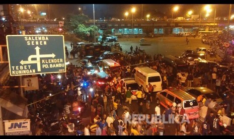 Suasana di Terminal Kampung Melayu, pasca ledakan bom di Kampung Melayu, Rabu (24/5) malam.