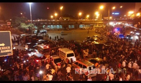 Suasana di Terminal Kampung Melayu, pasca ledakan bom di Kampung Melayu, Rabu (24/5) malam.