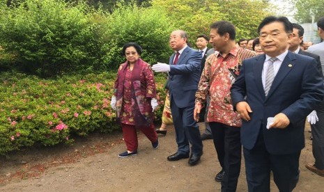  Presiden kelima RI Megawati saat menghadiri peresmian Kebun Raya Megawati di pulau Jeju, Korea Selatan.