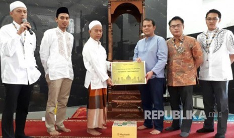 Penyerahan bantuan santunan kepada kaum dhuafa.