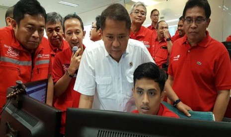                         Menkominfo RI Rudiantara (tengah) didampingi oleh Direktur Utama Telkom Alex J. Sinaga (paling kiri) dan Direktur Utama Telkomsel Ririek Adriansyah (paling kiri) saat memeriksa kesiapan layanan selular Telkomsel di Posko TelkomGroup Siaga, Network Operation Center Telkomsel, Jakarta (23/6). 