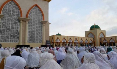 Aturan Bacaan Shalat untuk Wanita (2). Foto: Jamaah wanita memadati sebagian teras timur Masjid Hubbul Wathan Islamic Center di Kota Mataram NTB untuk melaksanakan shalat Idul Fitri 1438 H pada Ahad (25/6) pagi.  