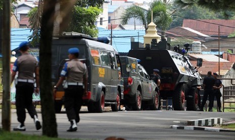 Personel Brimob berjaga di dekat pos polisi Mapolda Sumut pasca peristiwa penyerangan, di Medan, Sumatera Utara, Ahad (25/6). 