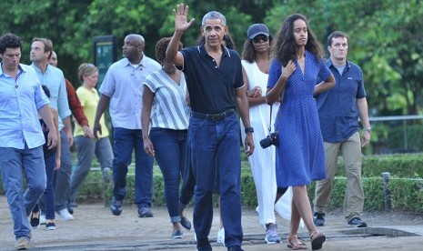 Mantan Presiden Amerika Serikat, Barack Obama (tengah) melambaikan tangan saat mengunjungi Candi Borobudur, Magelang, Jawa Tengah, Rabu (28/6). 