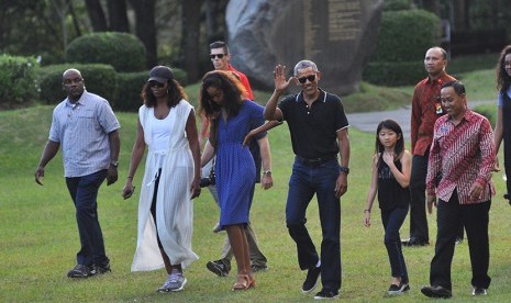 Mantan Presiden Amerika Serikat, Barack Obama (tengah) melambaikan tangan saat mengunjungi Candi Borobudur, Magelang. Setelah dari Candi Borobudur, Obama juga mengunjungi Candi Prambanan