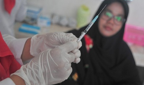 Petugas menyiapkan vaksin meningitis untuk calon jamaah haji (Ilustrasi)