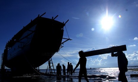 Pekerja bersiap menarik kapal pinisi saat akan diturunkan ke laut di kawasan pembuatan kapal pinisi Bonto Bahari, Kabupaten Bulukumba, Sulawesi Selatan, Jumat (7/7). 