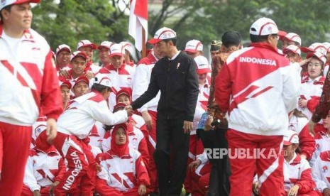 Presiden Joko Widodo bersama dengan kontingen Indonesia ke SEA Games XXIX Malaysia di Kompleks Istana Kepresidenan, Jakarta, Senin (7/8).