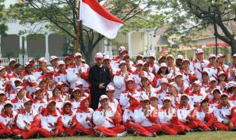 Presiden Joko Widodo (tengah) foto bersama dengan kontingen Indonesia ke SEA Games XXIX Malaysia di Kompleks Istana Kepresidenan, Jakarta, Senin (7/8). Presiden berpesan kepada seluruh atlet Indonesia untuk menunjukkan daya juang tinggi dan sportif saat berlaga dalam SEA Games XXIX di Kuala Lumpur, Malaysia, 19-30 Agustus 2017.