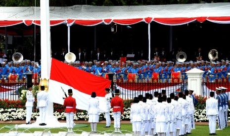  Pengibaran duplikat bendera pusaka oleh anggota Paskibraka saat Upacara detik-detik Proklamasi di Istana Merdeka, Jakarta, Kamis (17/8).