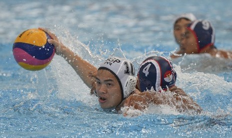 Atlet Polo Air Indonesia Silvester Goldberg Manik (kanan) berebut bola dengan atlet polo air Singapura Ang Wei Ming Sean pada pertandingan Polo Air putra SEA Games XXIX Kuala Lumpur di National Aquatic Centre, kawasan Stadion Bukit Jalil, Kuala Lumpur, Malaysia, Jumat (18/8). 