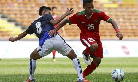  Pesepakbola Indonesia Osvaldo Ardiles Haay (kanan) berbeut bola dengan pemain Kamboja Hoy Phallin dalam pertandingan SEA Games Grup B di Shah Alam, Malaysia, Kamis (24/8).