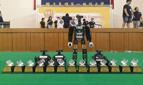 Tim robot Ichiro ITS berhasil meraih gelar juara umum dalam ajang FIRA Hurocup 2017 di Taiwan yang diikuti oleh 9 negara.