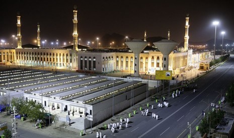 Jamaah haji melintasi masjid Namirah saat tiba di Arafah, untuk melaksanakan ibadah wukuf pada hari Kamis (31/8).