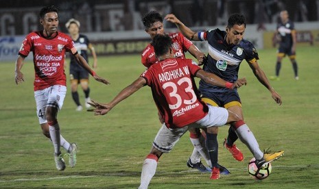 Pesepak bola Persela Lamongan Samsul Arif Munip (kanan) berebut bola dengan pesepak bola Bali United Andhika Pradana Wijaya (kedua kanan) dalam Pertandingan Sepak Bola Liga 1 di Stadion I Wayan Dipta, Gianyar, Bali, Ahad (3/9). 