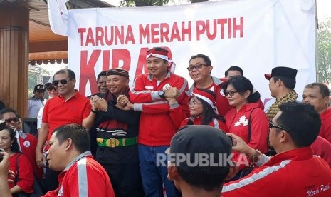 Ketua Umum Taruna Merah Putih, Maruarar Sirait, bersama Wali Kota Bekasi, Rahmat Effendi, Pengurus Taruna Merah Putih, dan kader PDIP meriahkan Kirab Kebangsaan di Alun-alun Kota Bekasi, Ahad (10/9). 