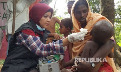 Relawan Dompet Dhuafa sedang melakukan pertolongan kepada para pengungsi Rohingya