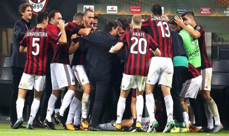  Para pemain AC Milan merayakan kemenangan timnya atas HNK Rijeka pada penyisihan Grup D Liga Europa 2017/2018 di San Siro, Milan, Jumat (29/9) dini hari WIB. 