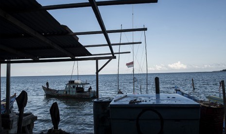 Nelayan melintas di dermaga kecil di Kabupaten Natuna, Kepulauan Riau.