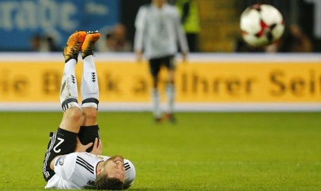 Pemain Jerman Shkodran Mustafi cedera saat melawan Azerbaijan pada kualifikasi Grup C Piala Dunia zona Eropa di Stadion Fritz-Walter, Kaiserslautern, Senin (9/10) dini hari WIB.