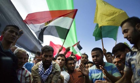 Palestinians in Gaza City welcome the reconciliation of Hamas and Fatah on Thursday (October 10).