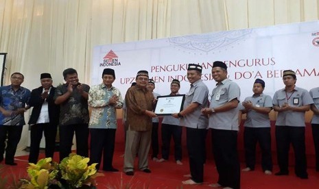 Ketua BAZNAS Prof. Dr. Bambang Sudibyo, MBA, CA mebgukuhkan Pengurus UPZ PT Semen Indonesia di Kantor Semen Indonesia, Gresik, Jawa Timur, Jumat (13/10).